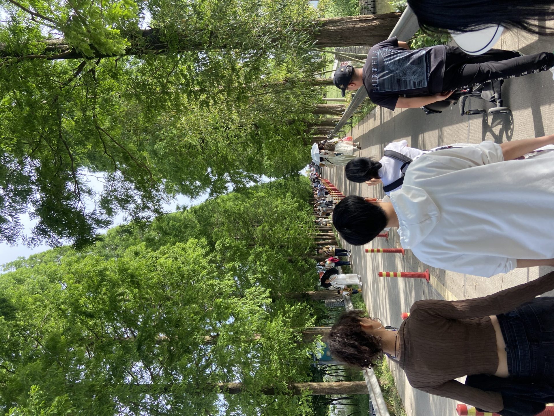 一号桥超市便利店人满为患